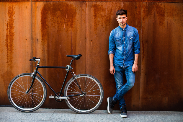 Mann in blauem Jeans Outfit - Kleiden im All-Over-Look