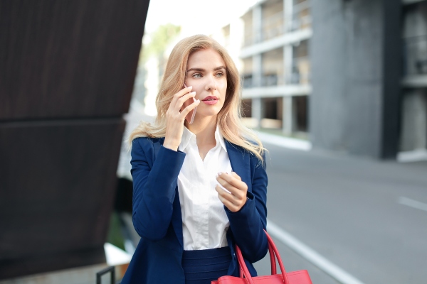 business-kostuem-dunkelblau-tasche-rot-dunkelblau-kombinieren