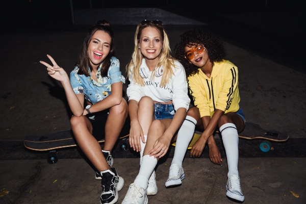 3 Damen in Urban Fashion auf dem Skateboard