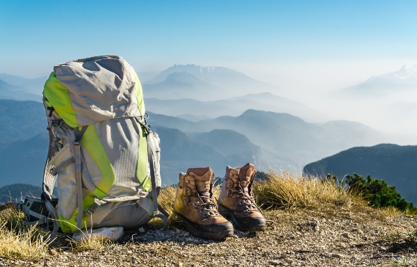 wanderausruestung-rucksack-stiefel-berg-bergwanderkleidung