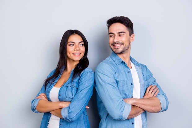 Junge Frau und junger Mann mit blauem Hemd