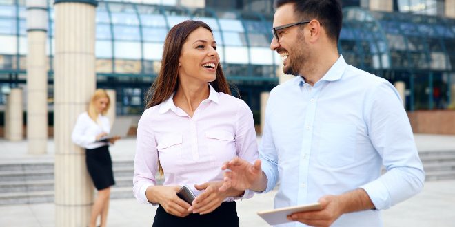 Junge Menschen im Business Hemd