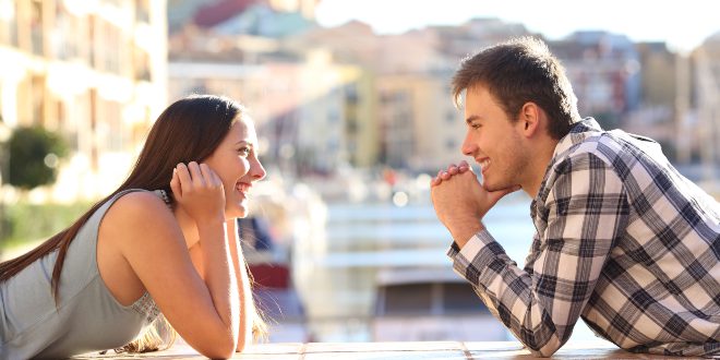 Junges Pärchen beim Date