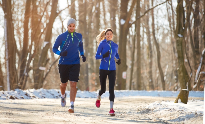 Mann und Frau joggen im Winter