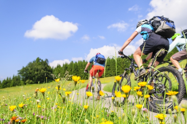 Raus in die Natur mit dem MTB fahrradtour-kleidung