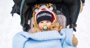 Baby im Kinderwagen in Babykleidung im WInter