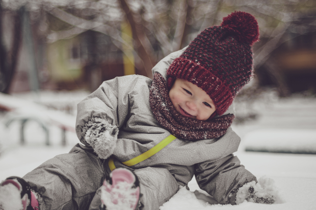 Mit der Babykleidung im Winter können die Kleinen draußen im Schnee spielen