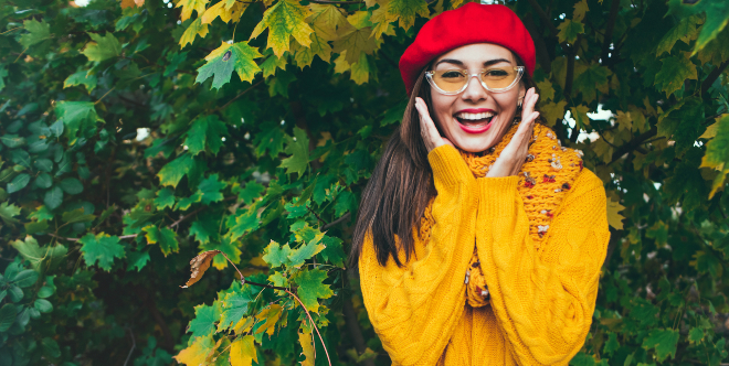 Junge Frau mit buntem herbstlichen Outfit