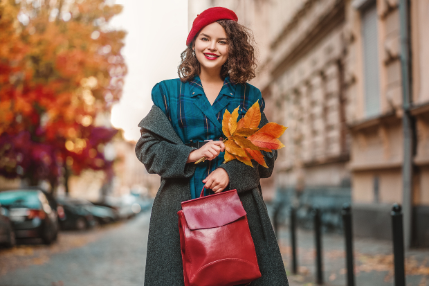 Junge Frau mit herbstlichem Outfit