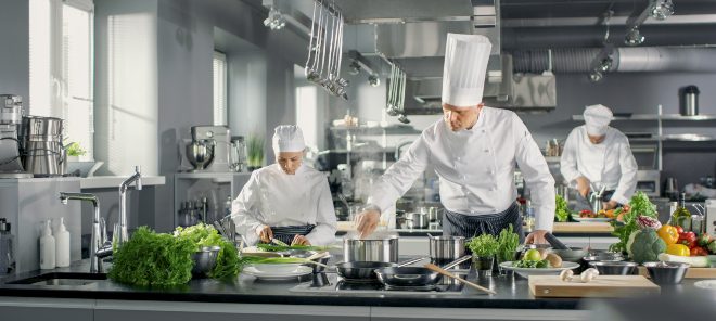 Koch und Kellner Kleidung in einer Großküche