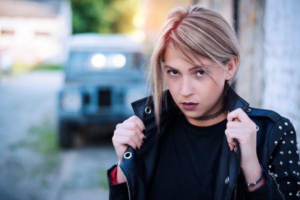 Punkrockmaedchen mit schwarzer Lederjacke und Nietenbesatz punkabilly-style