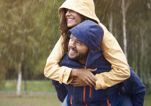 Junges Paar im regnerischen Herbst welches regenfeste Kleidung modisch kombiniert hat
