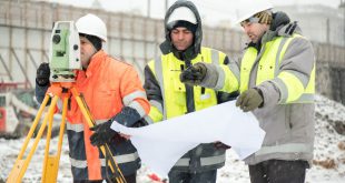 Gruppe von Arbeitern in sicherer Arbeitskleidung im WInter