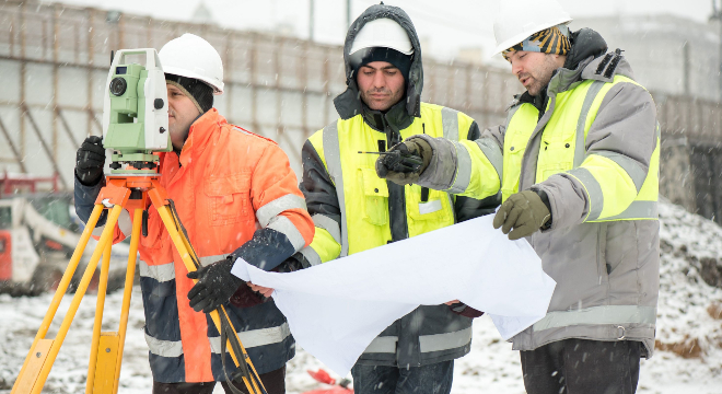 Gruppe von Arbeitern in sicherer Arbeitskleidung im WInter