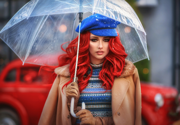Junge, modische Dame mit Regenschirm