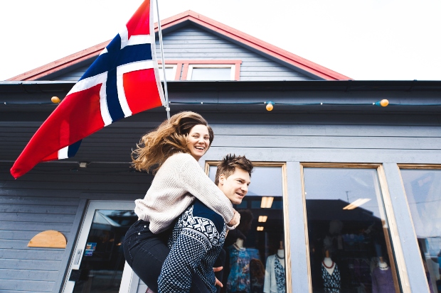 Pärchen in nordischer Mode mit norwegischer Fahne