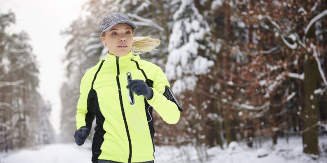 Winter Run Mann joggen im Freien in der Stadt Hafen läuft draußen mit  kaltem Wetter Zubehör - Hut, Handschuhe, winddichte Sportjacke. Aktive  Passform Stockfotografie - Alamy