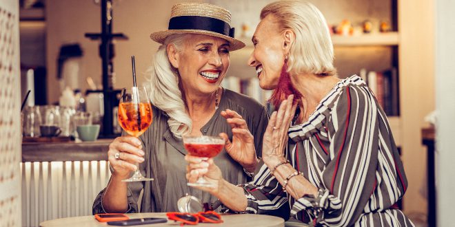 2 ältere Damen in Mode für Senioren