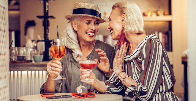 2 ältere Damen in Mode für Senioren
