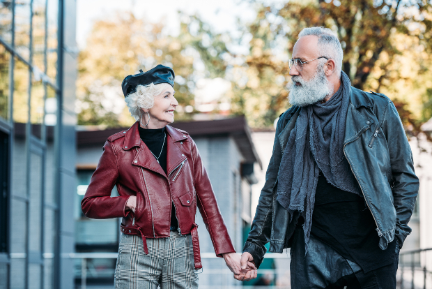 Älteres Paar händchenhaltend in Mode für Senioren