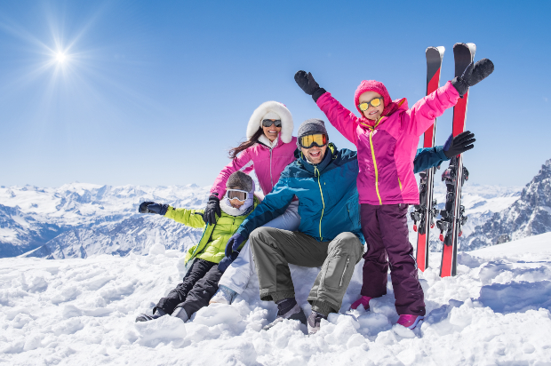 Familie im Schneeurlaub