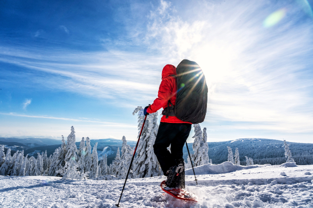 Person im Schnee auf Schneeschuhen