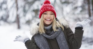 Junge Frau mit warmen Handschuhe für den Winter