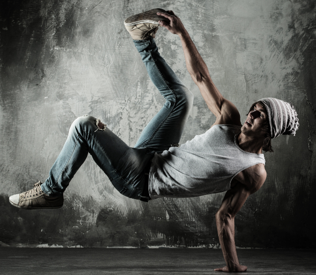 Junger Mann beim Breakdance - typische Breakdance Kleidung