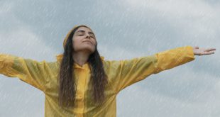 Frau mit Regenjacke - Ideale Schlechtwetterkleidung