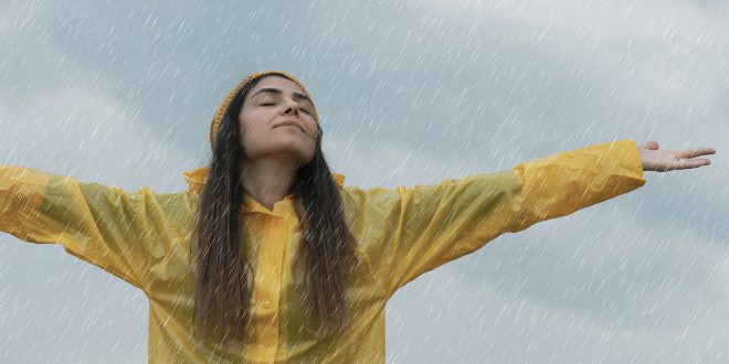 Frau mit Regenjacke - Ideale Schlechtwetterkleidung