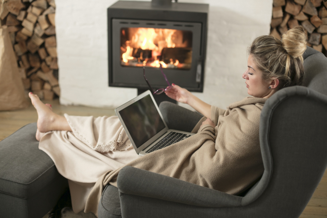 Frau in Kuscheldecke - Wichtige Accessoires für den Winter