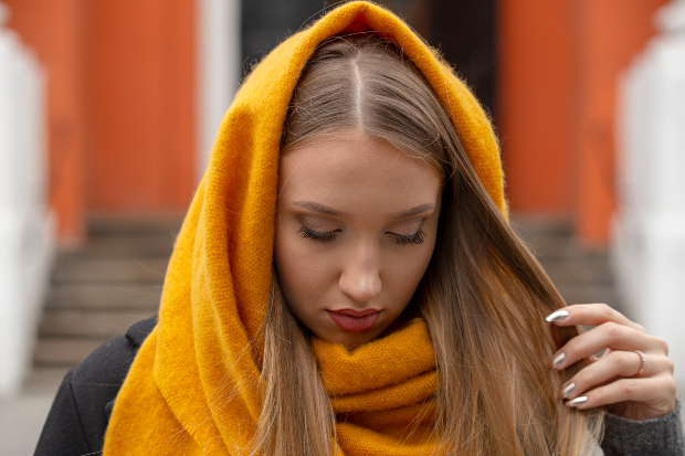 Junge Frau mit Schlauchschal