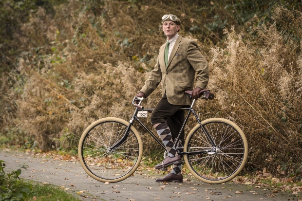 Mann mit Knickerbockerhose auf dem Fahrrad