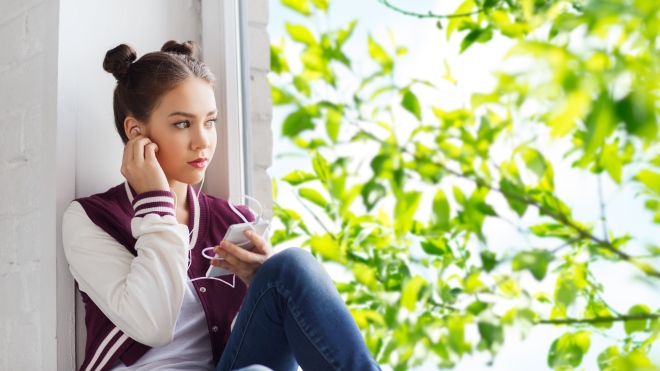 Mädchen am Fenster