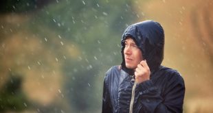 Mann im Regen - Wasserdichte Kleidung