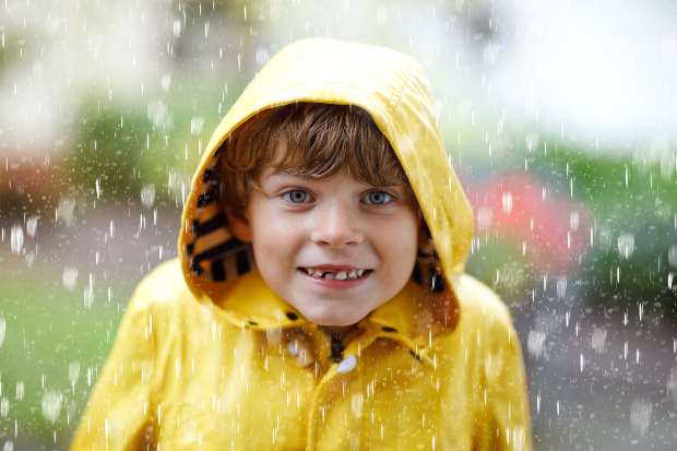 Kind mit Regenjacke - Wasserdichte Kleidung