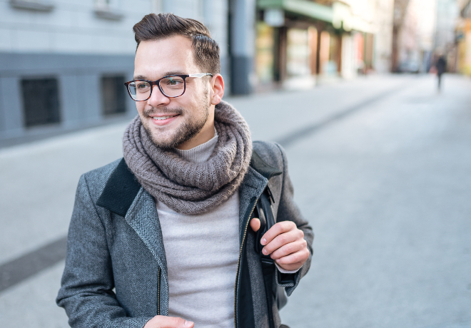 Junger Mann - Schlauchschal kombinieren geht auch im Business Look