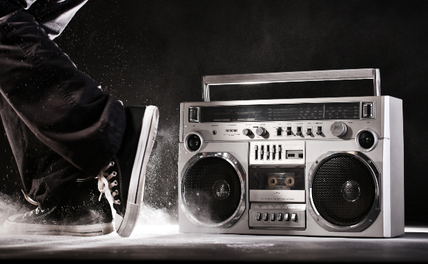 Mann mit Sneakern neben einer Boombox - Breakdance Feeling