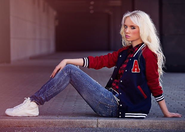 College-Jacke im Street Style