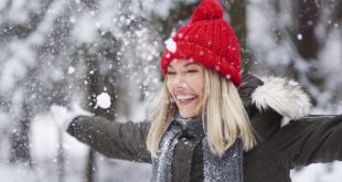 Frau im Schnee - Wichtige Accessoires für den Winter