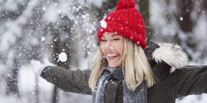 Frau im Schnee - Wichtige Accessoires für den Winter