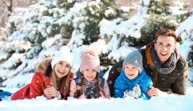 Familie im Schnee - Wichtige Accessoires für den Winter