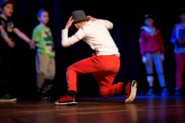 Junger Mann bei einem Breakdance Wettkampf