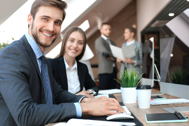 Junge Menschen im Büro - Business Attire