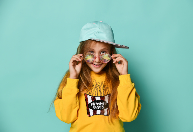 Mädchen mit Hoodie - Kapuzenpullover für Kinder