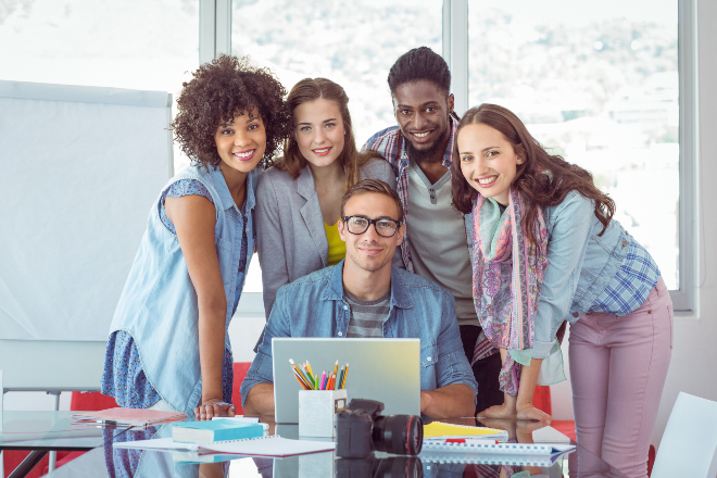 Gruppe junger Leute in einem Büro - Studenten-Looks