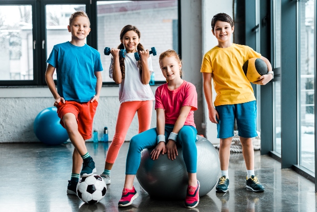 Vier Kinder treiben Sport - Sportsachen für Kinder