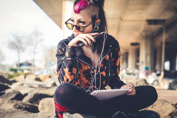 Junge Frau mit Handy - flippiger Studenten-Look