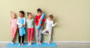 Fünf Kinder beim Sport