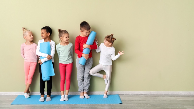 Fünf Kinder beim Sport